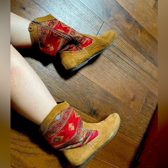Minnetonka suede patterned short boots SIZE 7 - Picture 3 of 6
